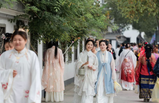 盛装穿针乞巧祈愿姻缘才有金风玉露一相逢便胜却人世无数